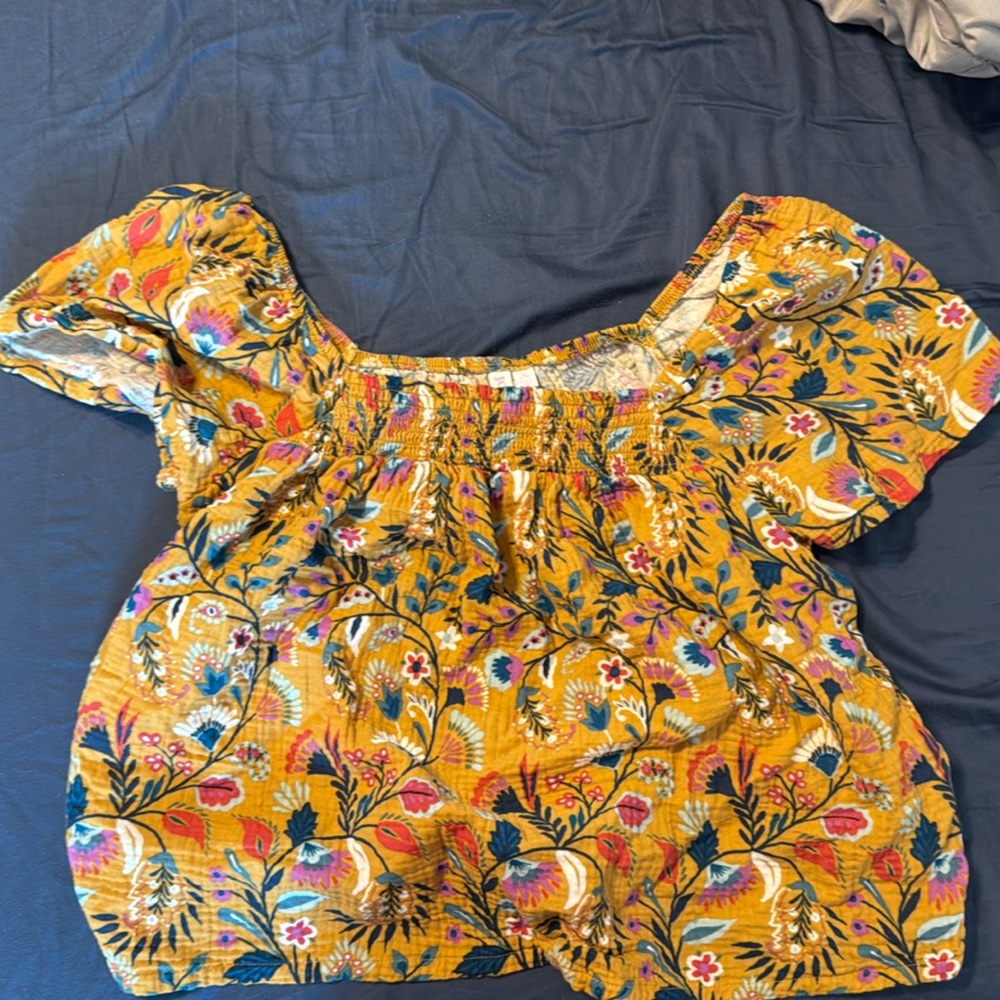 Joy spun size medium (8/10) floral paisley cold shoulder top